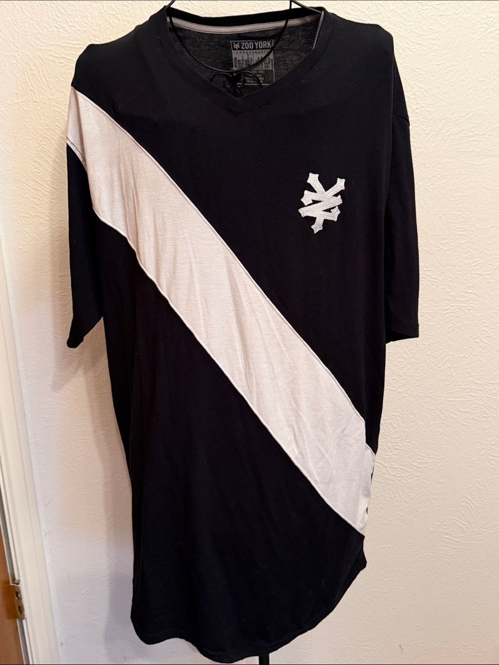 🐚🐚🐚3 for 12$🐚🐚🐚Zoo York Black & White Diagonal Stripe V-Neck Tee-2XLT